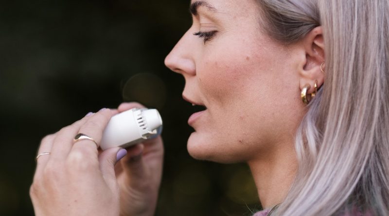 inhaler, asthma, medicine, treatment, copd, patient, care, lungs, health, breathing, respiratory, pulmonary, disease, illness, healthcare, medical